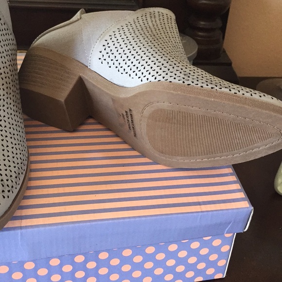 Gray Laser cut  Booties - Picture 5 of 8